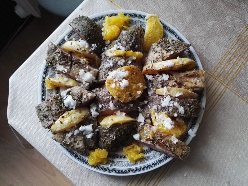 Nowoczesna kaczka w pomarańczach