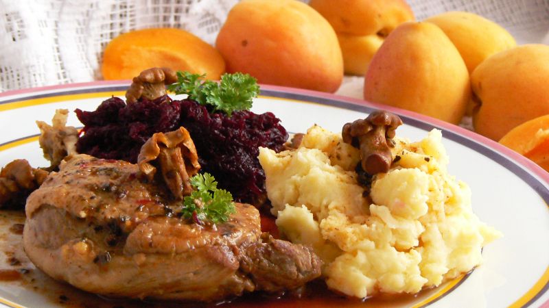 Nóżki kaczki z morelami i kurkami Nóżki kaczki z morelami i kurkami
