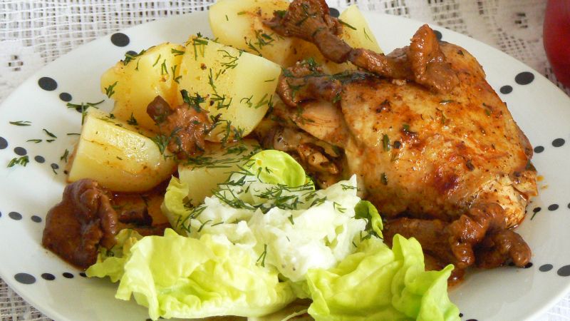 Nóżki z kurczaka duszone z kurkami Nóżki z kurczaka duszone z kurkami