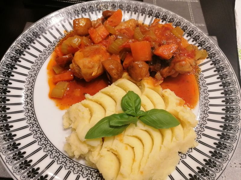 Nózki z kurczaka w warzywach z ziemniakami Dijon Nózki z kurczaka w warzywach z ziemniakami Dijon