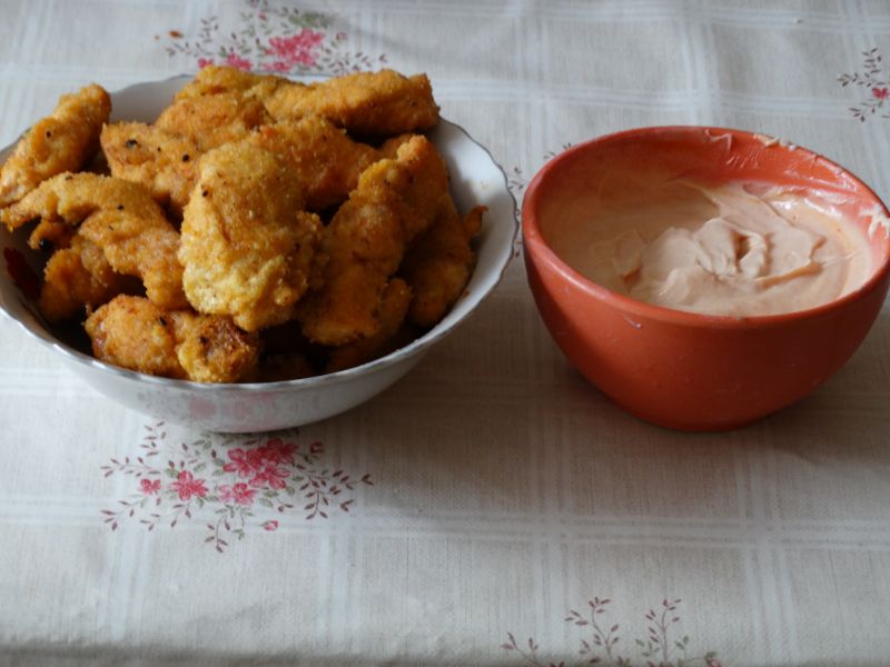 Nuggetsy z kurczaka z sosem  