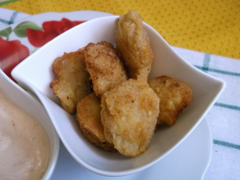 Nuggetsy z sosem majonezowo-paprykowym Nuggetsy z sosem majonezowo-paprykowym