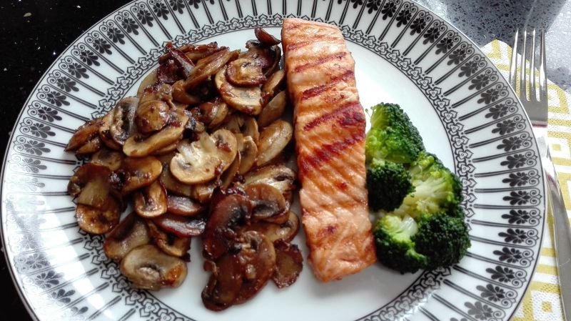 Obiad nr.1 Łosoś z pieczarkami - Dieta 1200 kalori Obiad nr.1 Łosoś z pieczarkami - Dieta 1200 kalori