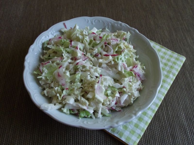 Obiadowa pekinka z rzodkiewką i majonezem  Obiadowa pekinka z rzodkiewką i majonezem