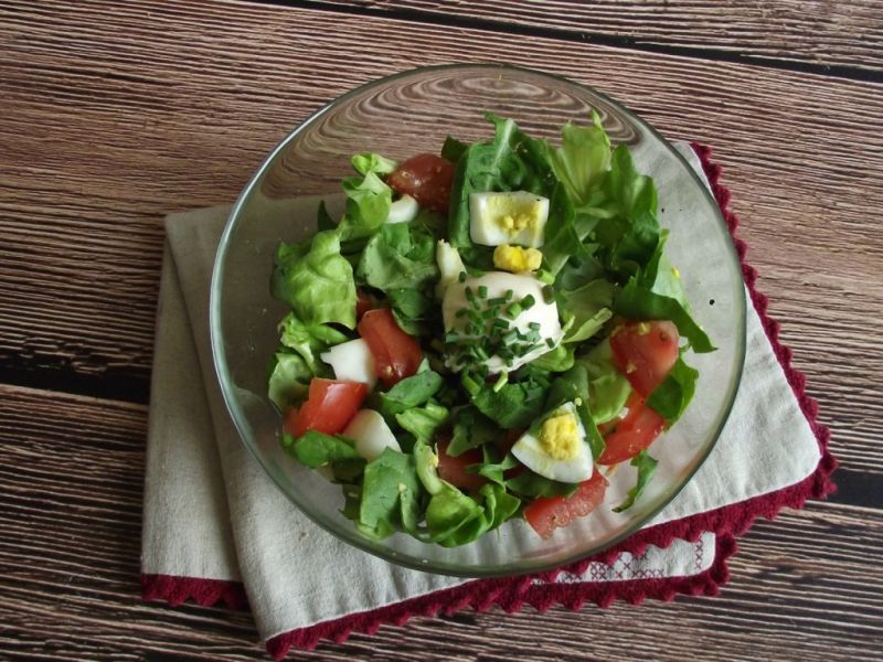 Obiadowa sałata z jajkiem i pomidorem