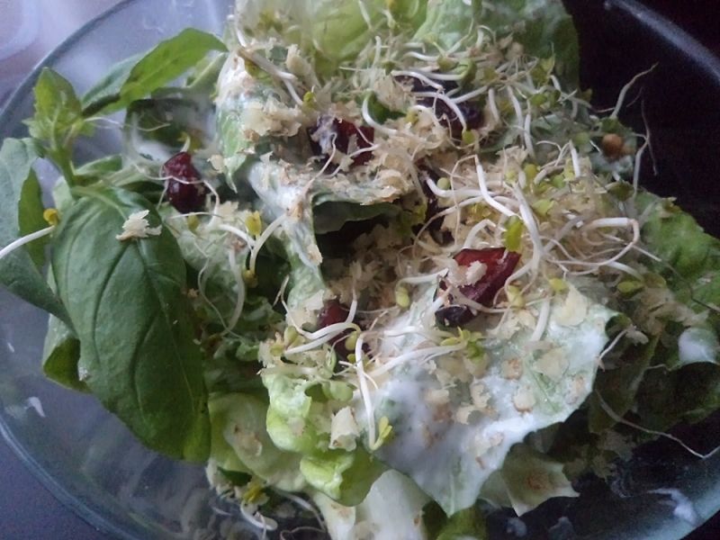 Obiadowa sałata z roszponką i orzechami 