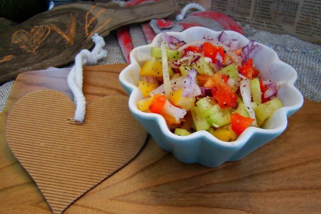 Obiadowa sałatka z papryki  i kolorowej cebuli