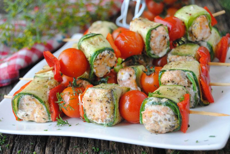 Obiadowe szaszłyki cukiniowo-łososiowe