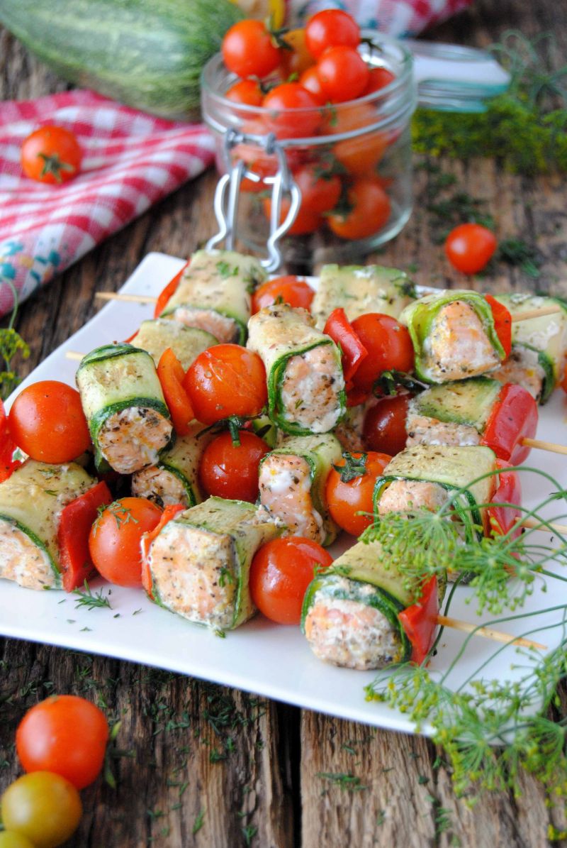 Obiadowe szaszłyki cukiniowo-łososiowe