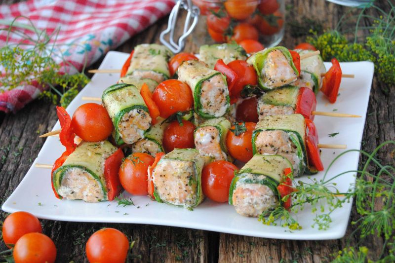 Obiadowe szaszłyki cukiniowo-łososiowe