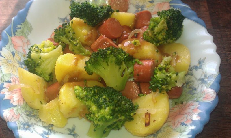 Obiadowy misz masz z parówką i brokułami