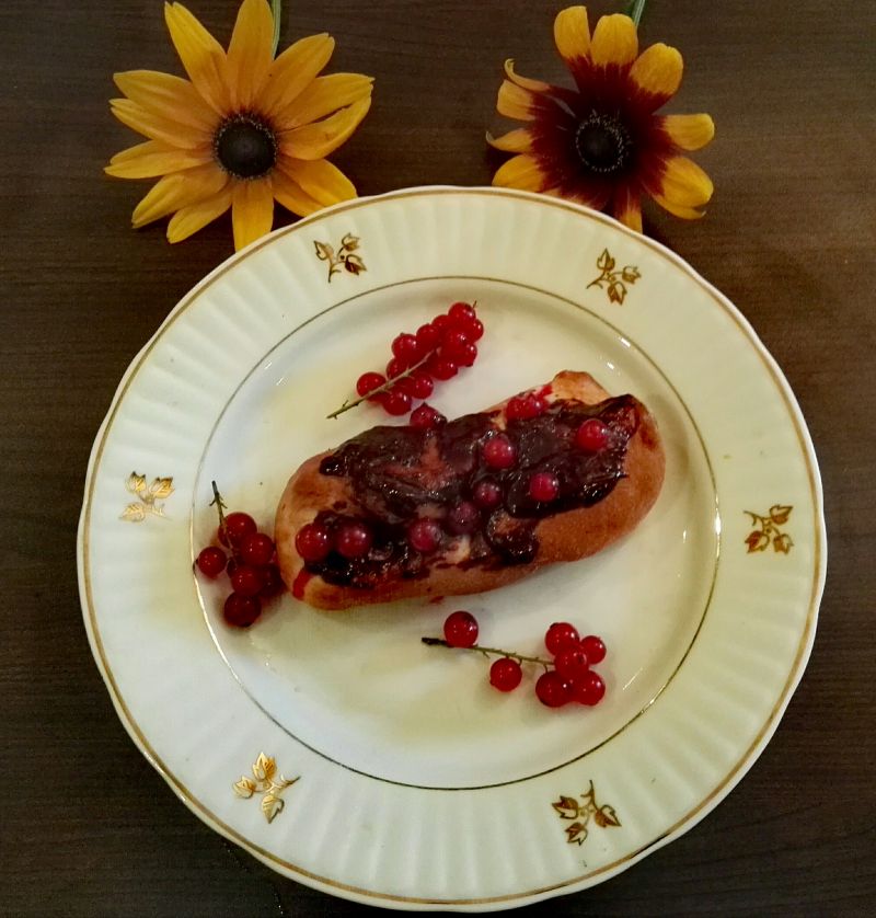Obłędnie porzeczkowe bułeczki drożdżowe Obłędnie porzeczkowe bułeczki drożdżowe
