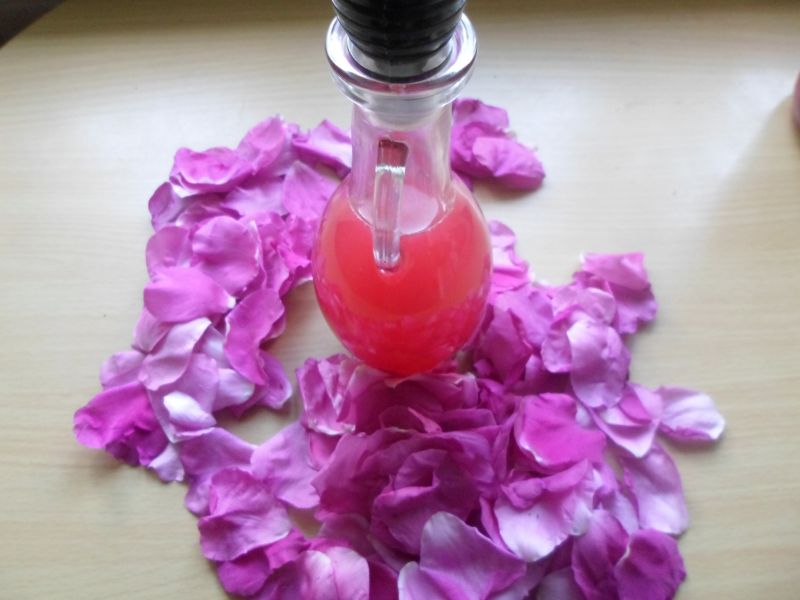 Ocet z płatków dzikiej roży