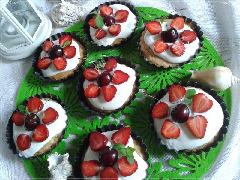 Odchudzone biszkoptowe tartniki z owocami