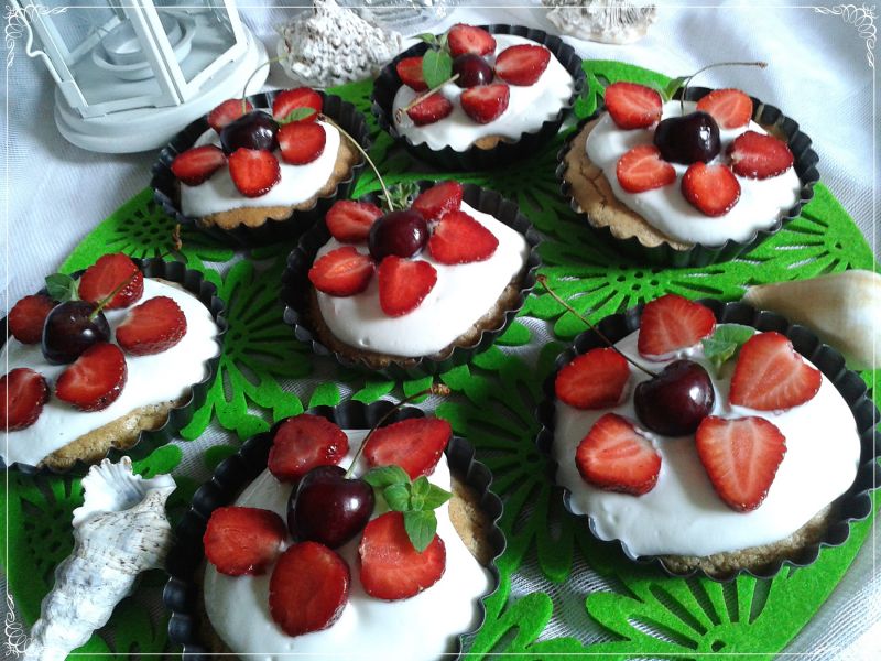 Odchudzone biszkoptowe tartniki z owocami