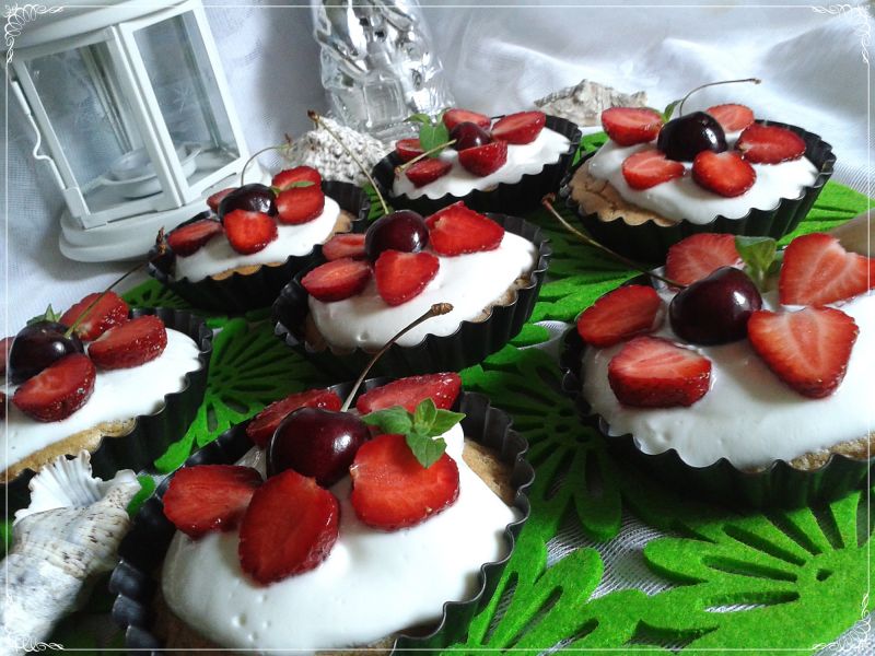 Odchudzone biszkoptowe tartniki z owocami