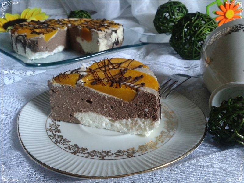 Odchudzony łaciaty sernik z brzoskwiniami 