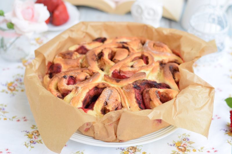 Odrywane bułeczki z truskawkami w formie ciasta  