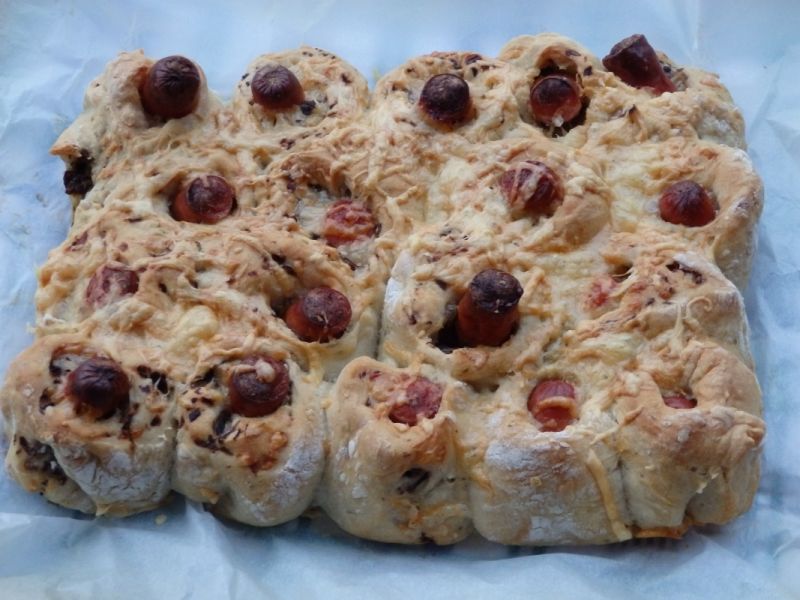 Odrywana pizza z kiełbaskami