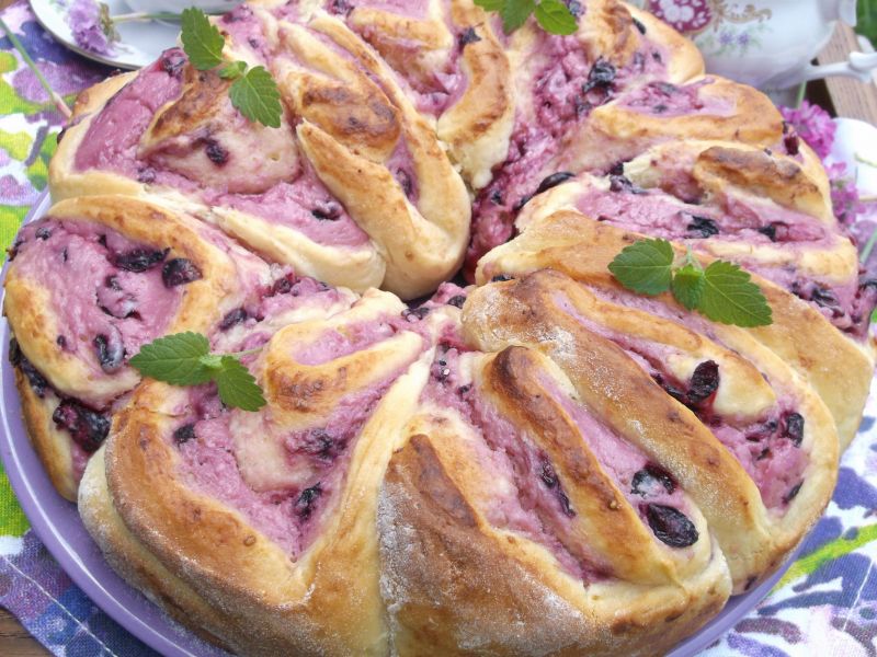 Odrywane bułeczki z nadzieniem serowo-jagodowym