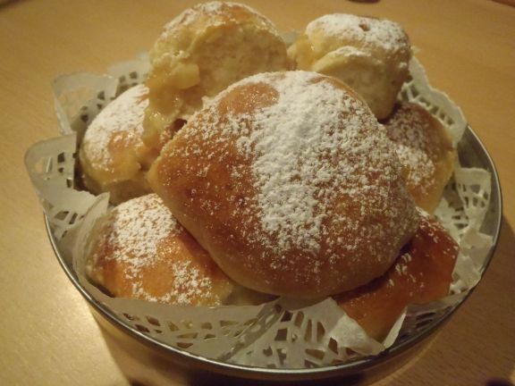 Odrywane drożdżówki z jabłkami