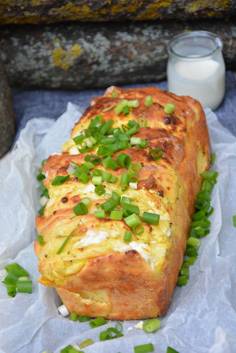 Odrywany chleb  z twarogiem, pieprzem i fetą Odrywany chleb  z twarogiem, pieprzem i fetą