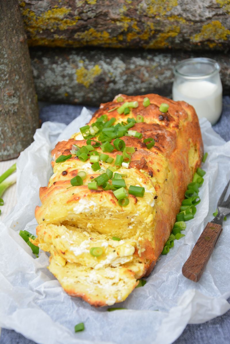 Odrywany chleb  z twarogiem, pieprzem i fetą Odrywany chleb  z twarogiem, pieprzem i fetą