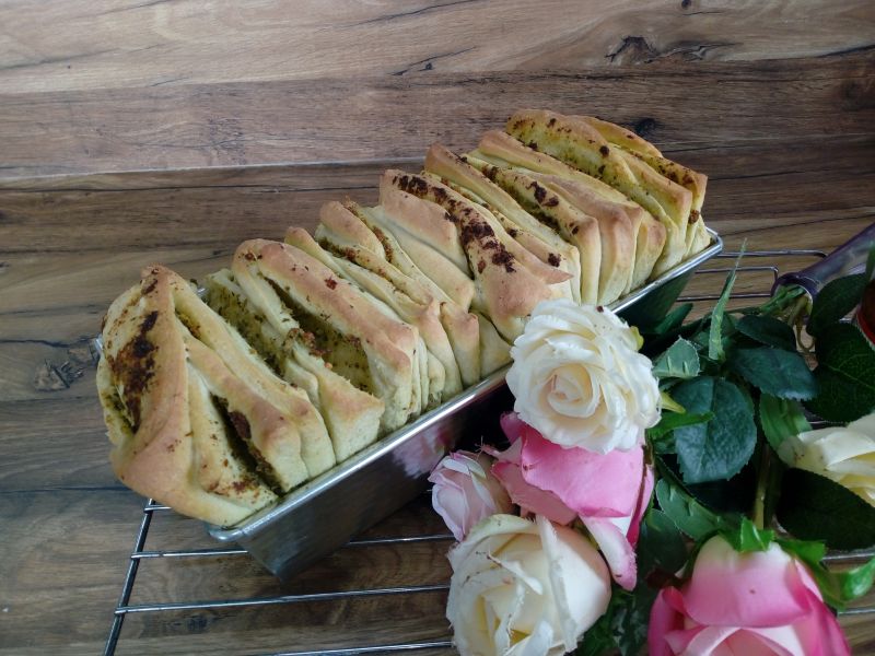 Odrywany chlebek z pesto i czosnkiem