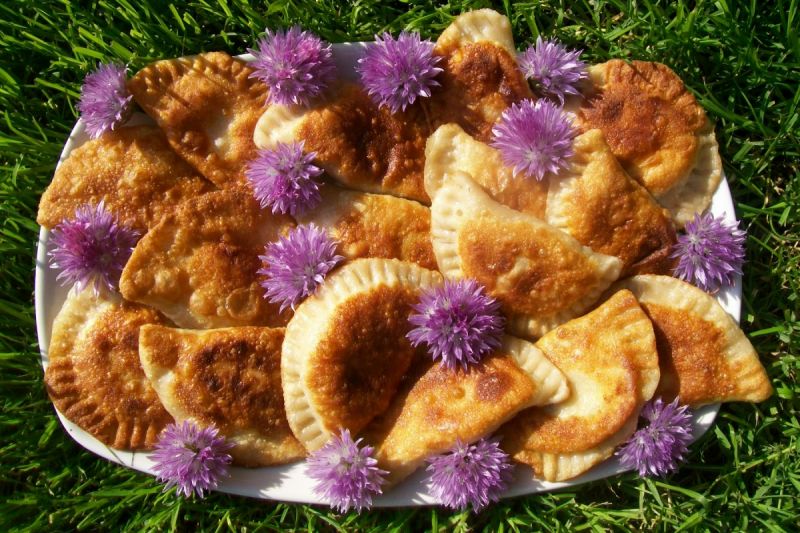 Odsmażane pierogi z serem i kwiatami szczypiorku Odsmażane pierogi z serem i kwiatami szczypiorku