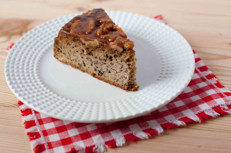 Odwrócone ciasto bananowe z orzechami w karmelu