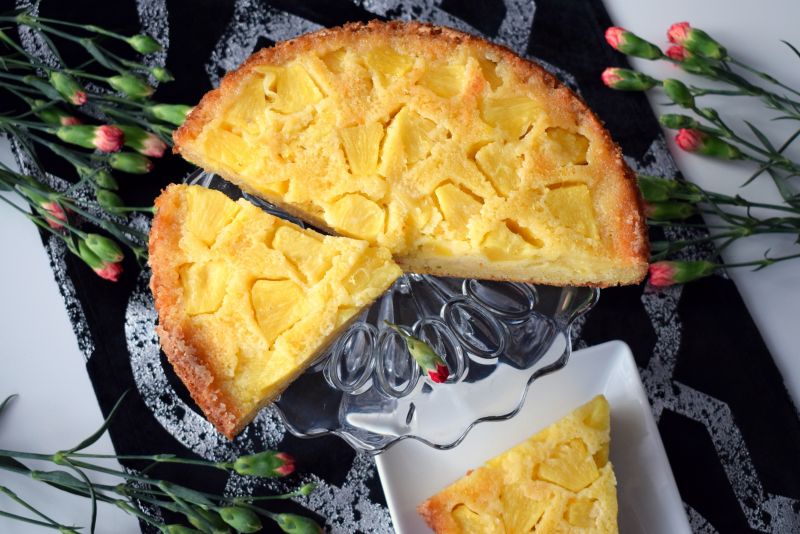 Odwrócone ciasto budyniowe z ananasem