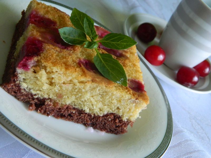 Odwrócone ciasto jogurtowe z wiśniami