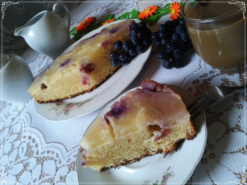 Odwrócone ciasto z ananasem i winogronem  Odwrócone ciasto z ananasem i winogronem