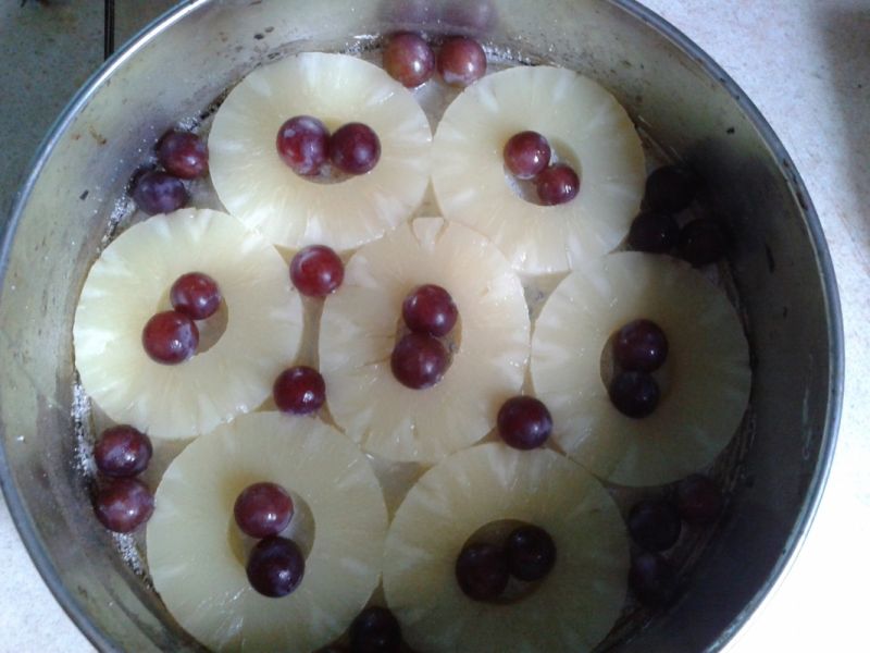 Odwrócone ciasto z ananasem i winogronem 