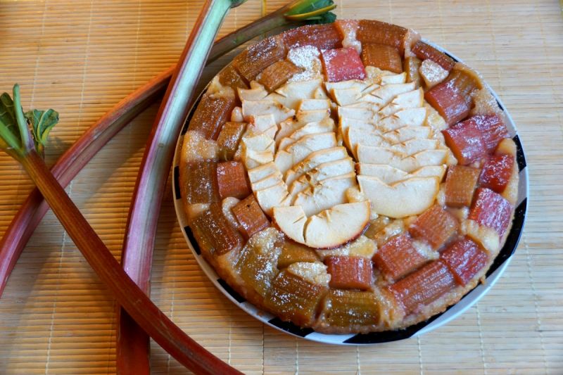 Odwrócone ciasto z rabarbarem i jabłkami 