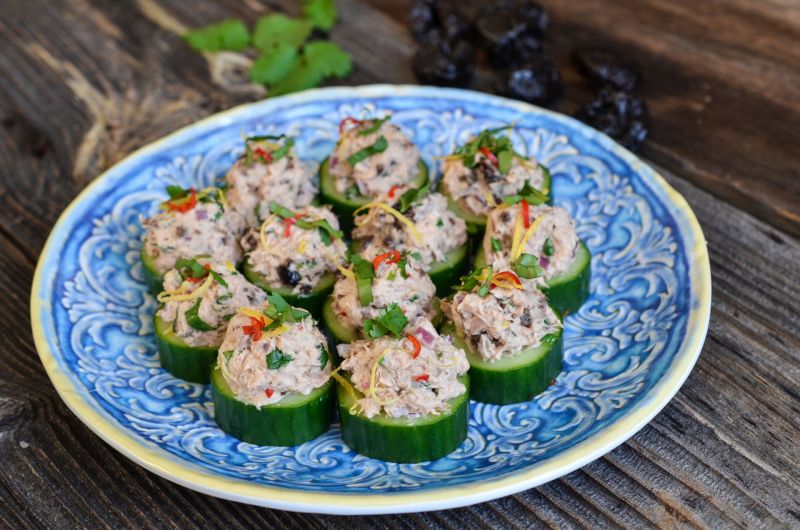 Ogórki faszerowane pastą z tuńczyka ze śliwkami kalifornijskimi