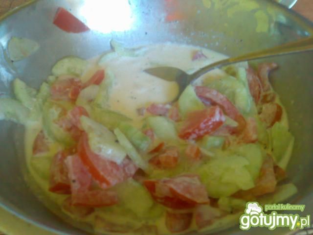 Ogórki i pomidor w śmietanie