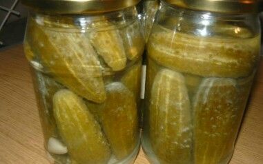 Ogórki kiszone w słoikach