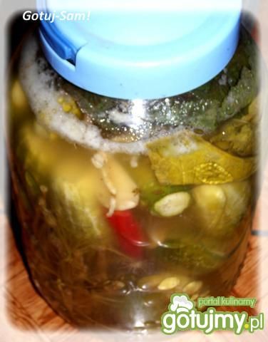 Ogórki kiszone z pepperoni.