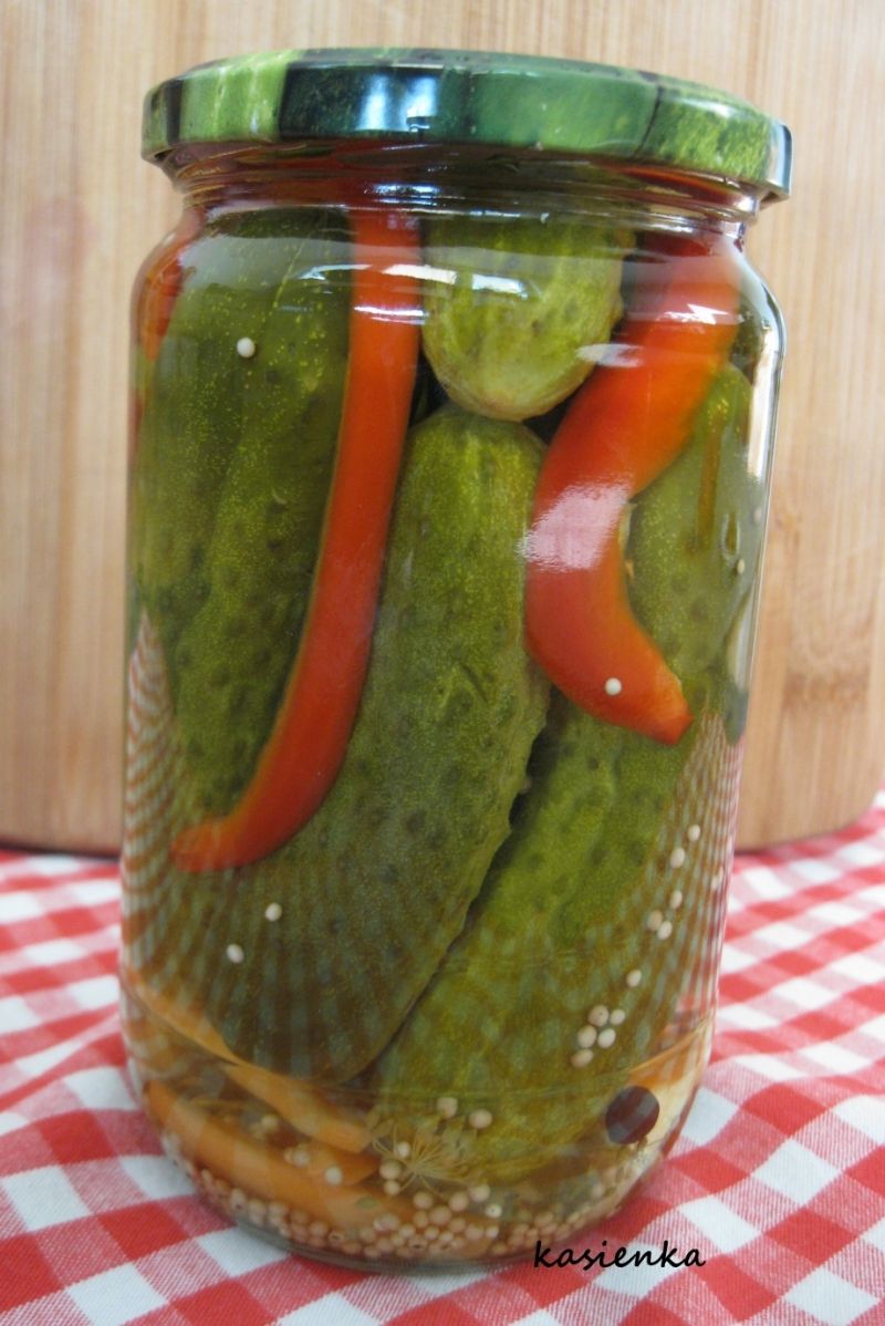 Ogórki konserwowe z papryką (korniszony)