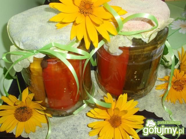 Ogórki korniszony z papyką czerwoną