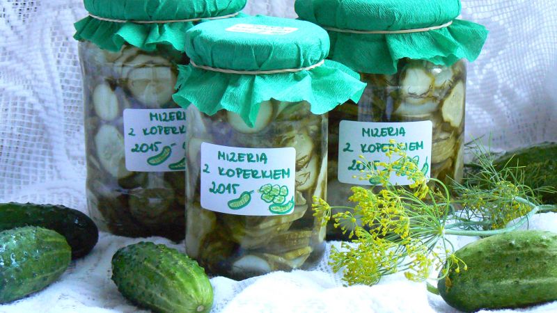 Ogórki na mizerię w słoikach