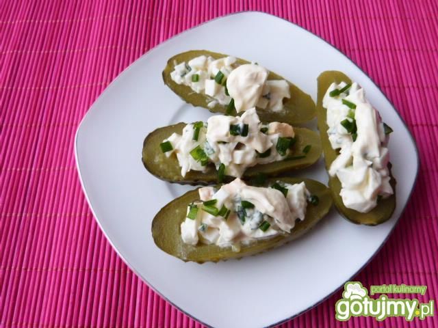 Ogórki nadziewane sałatką z jajek Ogórki nadziewane sałatką z jajek