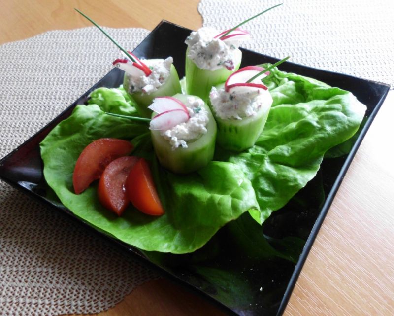 Ogórki nadziewane twarożkiem z rzodkiewką