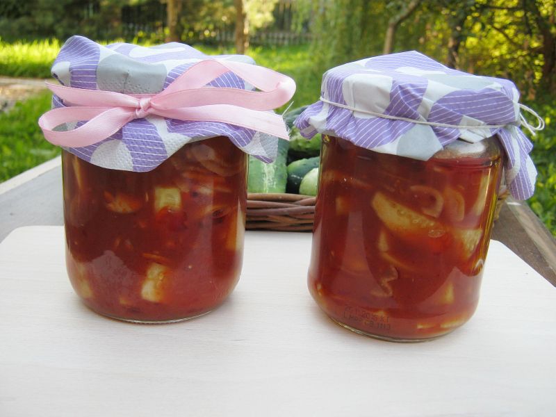 Ogórki w sosie pomidorowym