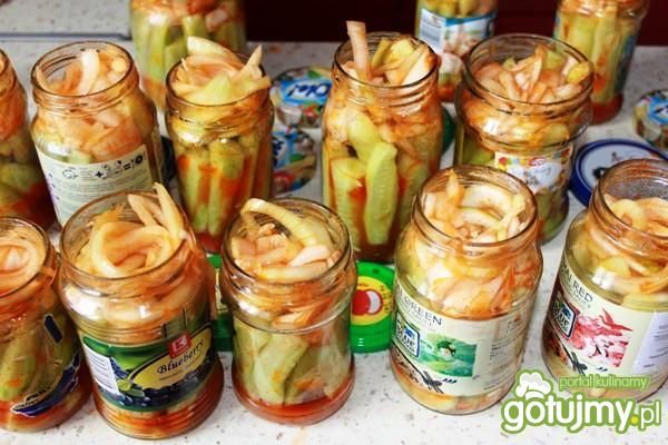 Ogórki w zalewie pomidorowej 