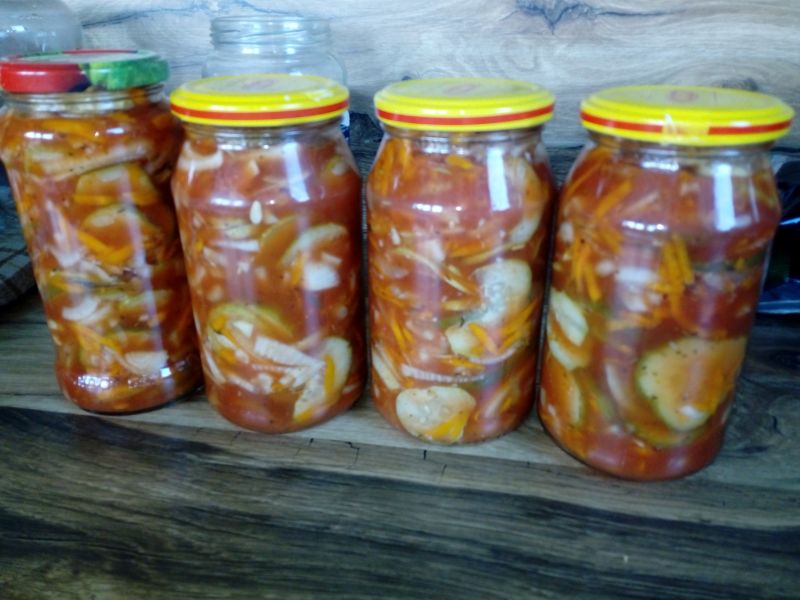 Ogórki w zalewie pomidorowej Ogórki w zalewie pomidorowej
