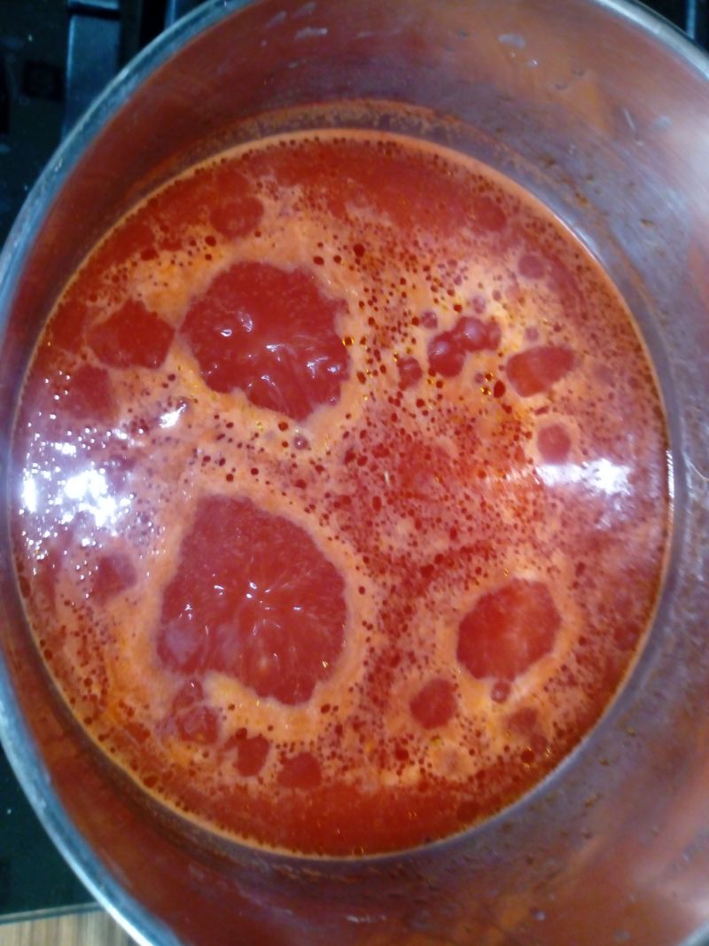 Ogórki w zalewie pomidorowej