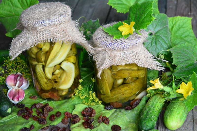 OGÓRKI WATYKAŃSKIE Z RODZYNKAMI OGÓRKI WATYKAŃSKIE Z RODZYNKAMI