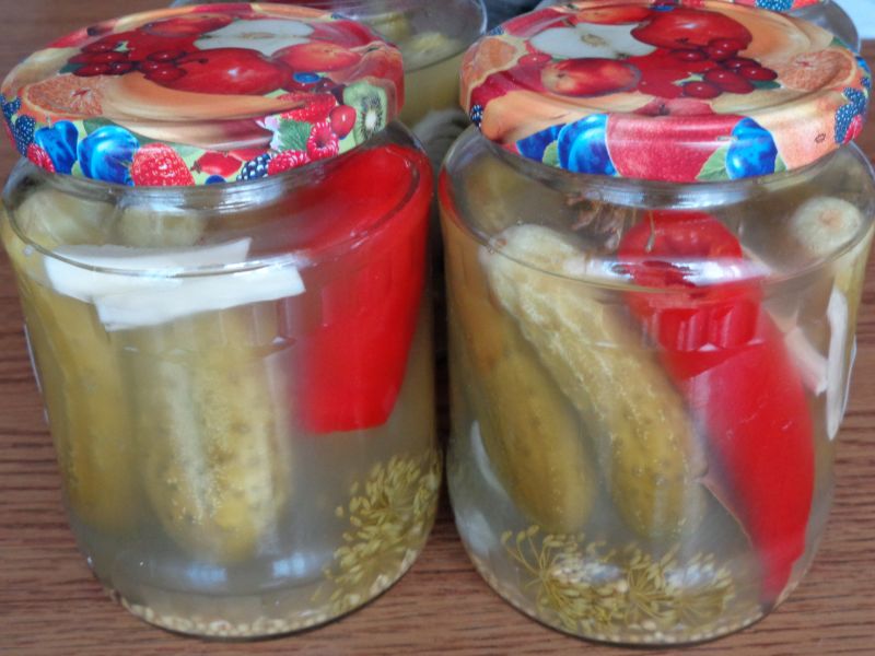 Ogórki z papryczką chili Ogórki z papryczką chili